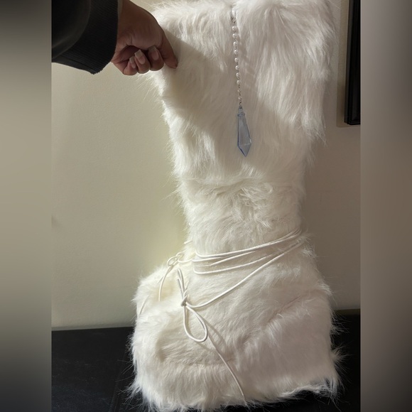 YRU Monster High Abbey Bominable Frost Boots size 8 - Picture 2 of 6